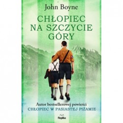 Chłopiec na szczycie góry