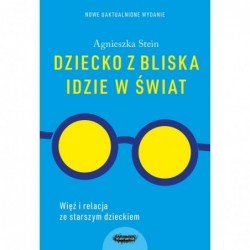 Dziecko z bliska idzie w...