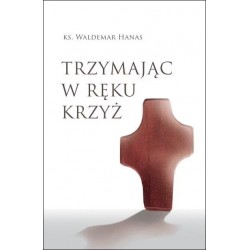 Trzymając w ręku krzyż